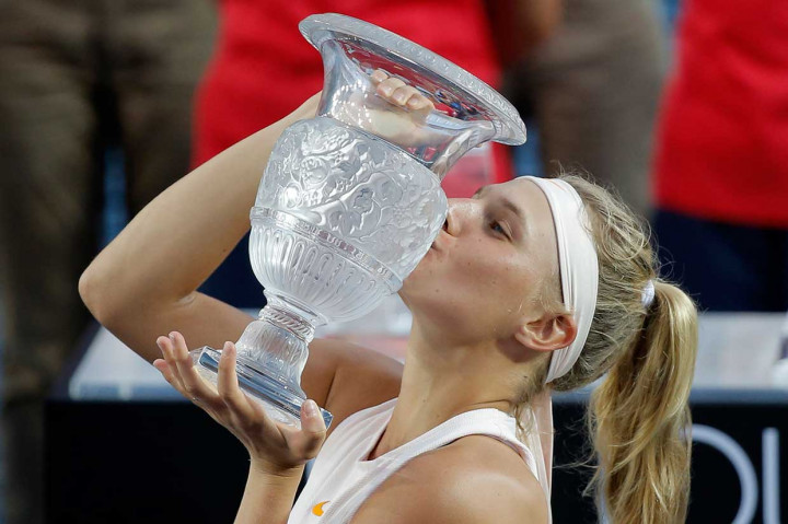 Dayana Yastremska mencium trofi yang baru saja diraihnya. 