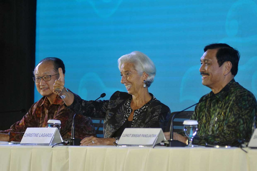 Direktur Pelaksana IMF Christine Lagarde mengacungkan jempolnya saat memberi apresiasi dan pujian kepada Indonesia atas penyelenggaraan pertemuan tahunan IMF-World Bank Group 2018 di Nusa Dua, Bali, Minggu, 14 Oktober 2018. Antara Foto/Fikri Yusuf