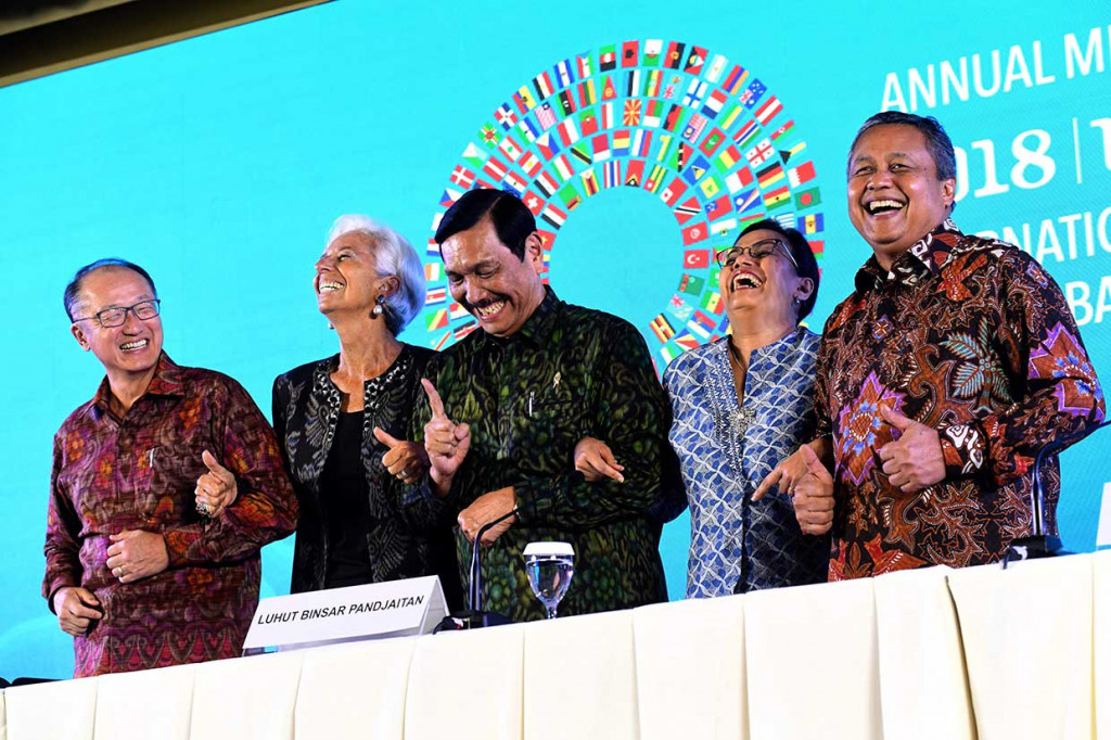 Menko Bidang Kemaritiman Luhut Pandjaitan (tengah), Menkeu Sri Mulyani (kedua dari kanan), Gubernur BI Perry Warjiyo (kanan), Presiden Bank Dunia Jim Yong Kim (kiri), dan Direktur Pelaksana IMF Christine Lagarde berfoto bersama saat taklimat media penutupan Pertemuan Tahunan IMF-World Bank Group 2018 di Nusa Dua, Bali. AFP Photo/Goh Chai Hin