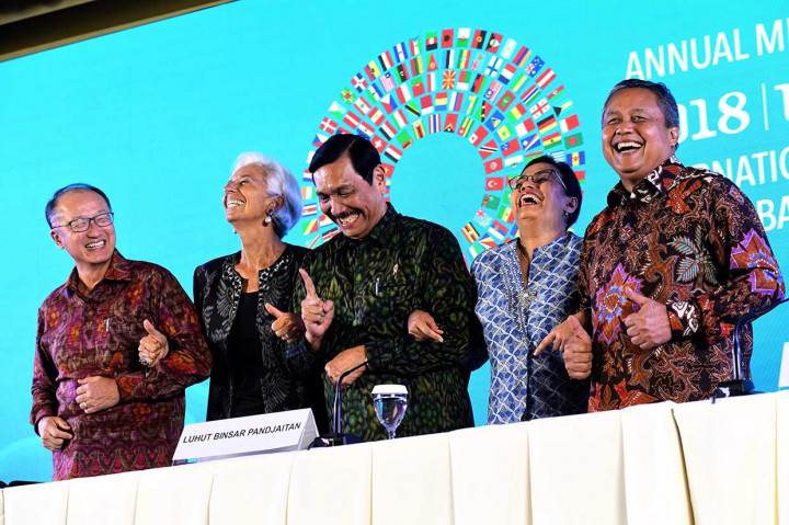 Menko Bidang Kemaritiman Luhut Pandjaitan (tengah), Menkeu Sri Mulyani (kedua dari kanan), Gubernur BI Perry Warjiyo (kanan), Presiden Bank Dunia Jim Yong Kim (kiri), dan Direktur Pelaksana IMF Christine Lagarde berfoto bersama saat taklimat media penutupan Pertemuan Tahunan IMF-World Bank Group 2018 di Nusa Dua, Bali. AFP Photo/Goh Chai Hin