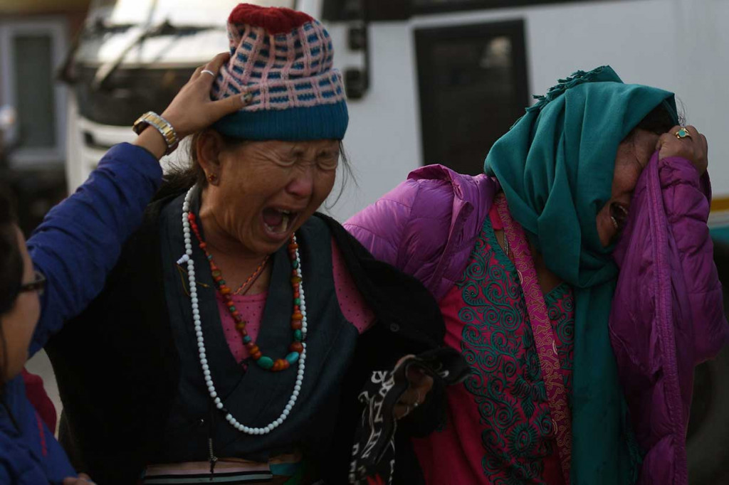 Teman dan sanak keluarga korban menangis histeris saat jenazah pendaki Korsel dan Nepal berhasil dievakuasi ke RS Teaching.