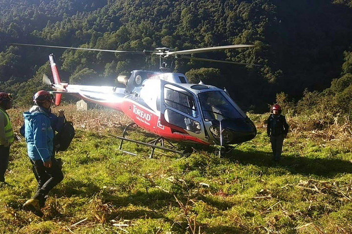 Upaya evakuasi untuk mencapai lokasi terpencil di pegunungan Dhaulagiri di wilayah Annapurna Nepal sebenarnya telah dimulai pada Sabtu, 13 Oktober, namun terhambat oleh angin kencang.