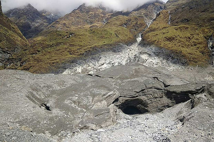 Siddartha Gurung, seorang pilot helikopter yang mengoordinasikan misi evakuasi jenazah berhasil mencapai daerah tersebut dan menyaksikan kehancuran total. 