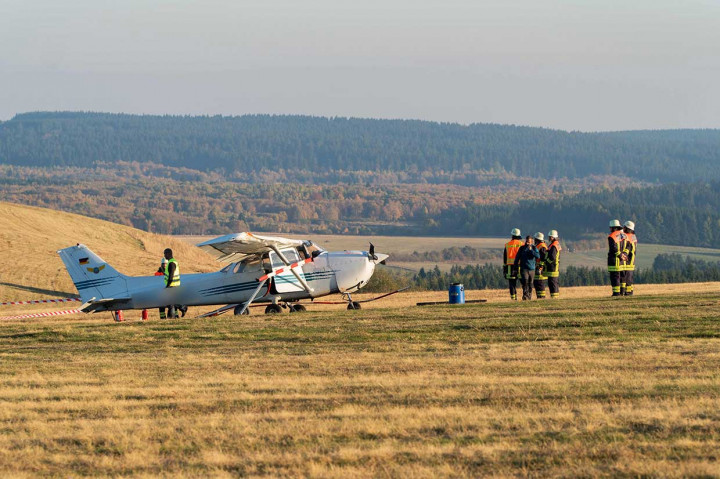 Kecelakaan terjadi sekitar pukul 13.45 GMT, saat kondisi cuaca cerah, ketika pesawat membatalkan manuver pendaratan dan berusaha untuk terbang kembali. Namun nahas, pesawat tidak mengudara dengan semestinya dan kemudian menabrak pembatas serta kerumunan orang yang tengah menonton manuver tersebut.