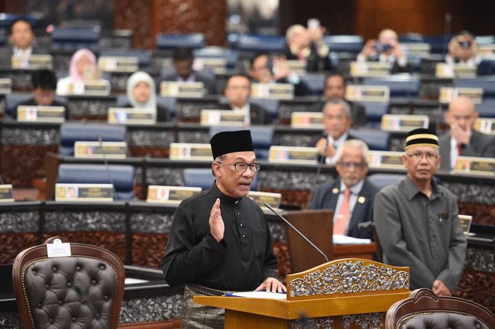 Mengenakan baju tradisional Melayu warna hitam mengucapkan sumpah  sebagai anggota parlemen dalam upacara pelantikan di Gedung Parlemen, Kuala Lumpur, Senin, 15 Oktober 2018. Anwar terakhir kali menjadi anggota parlemen pada 2014.