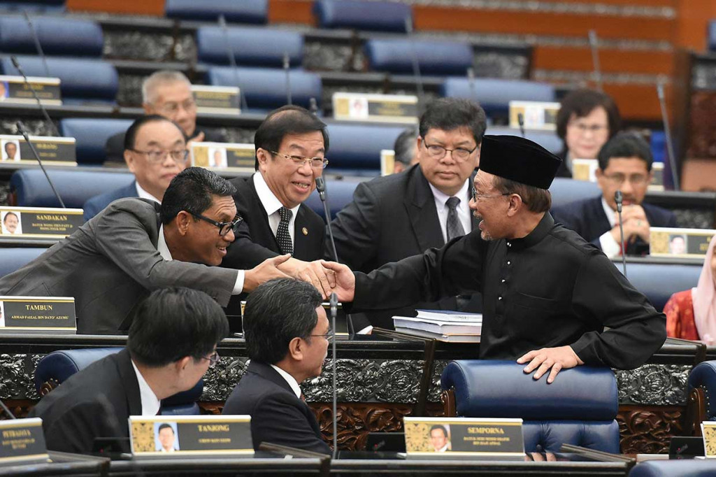 Terpilihnya Anwar menjadi anggota parlemen akan memuluskan langkahnya menggantikan Mahathir Mohamad sebagai perdana menteri berikutnya. Mahathir, 93, berjanji menyerahkan kekuasaan kepada Anwar setelah 2 dua tahun menjabat.