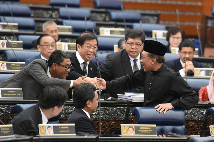 Terpilihnya Anwar menjadi anggota parlemen akan memuluskan langkahnya menggantikan Mahathir Mohamad sebagai perdana menteri berikutnya. Mahathir, 93, berjanji menyerahkan kekuasaan kepada Anwar setelah 2 dua tahun menjabat.