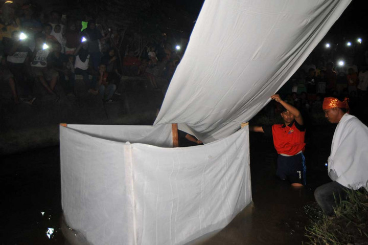 Tabuik diawali pada 1 Muharram, yakni dilaksanakannya prosesi 'Maambiak Tanah' atau mengambil tanah oleh dua kelompok Tabuik, yakni Nagari Pasa dan Subarang. Prosesi ini bermakna, bahwa manusia berasal dari tanah.