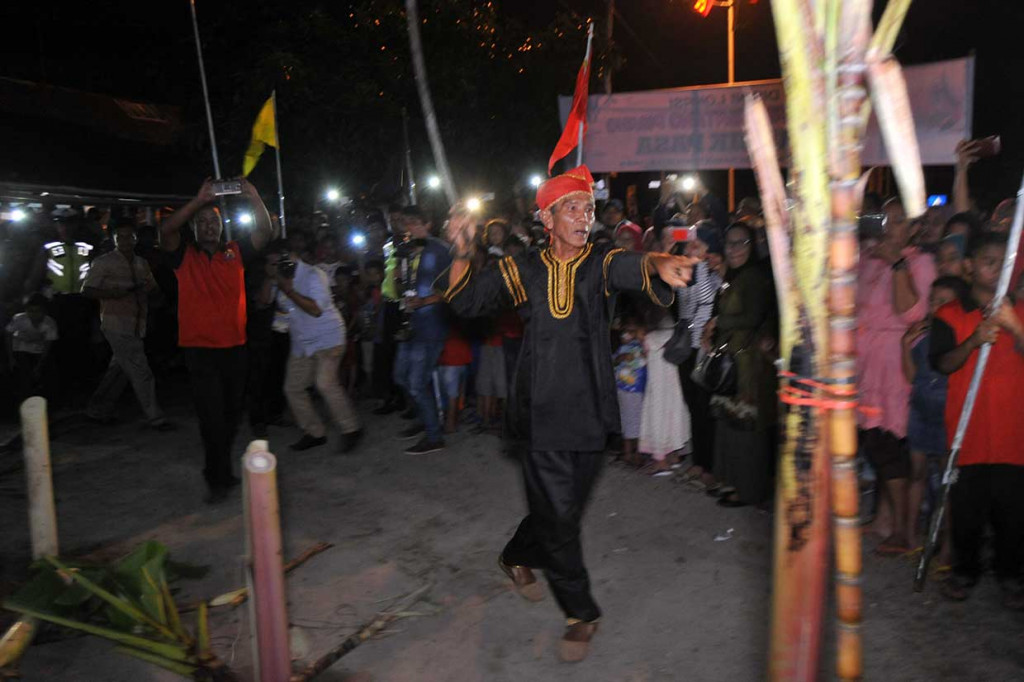 Kemudian pada 5 Muharram, prosesi dilanjutkan dengan 'Manabang/Maambiak Batang Pisang' atau menebang batang pisang dengan satu tebasan, melambangkan apa yang dilakukan oleh musuh Allah terhadap Hasan-Husein.