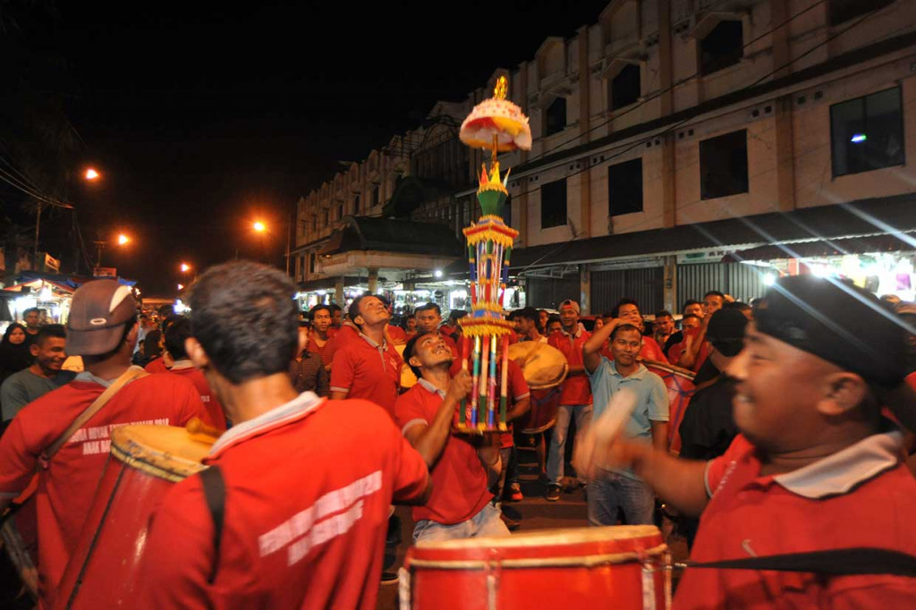 Awalnya, pesta budaya itu merupakan perayaan dalam rangka memperingati gugurnya Imam Husein, cucu Nabi Muhammad SAW. Dilakukan mulai 1 hingga 10 Muharram.
