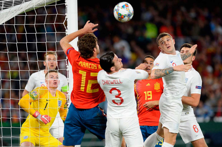 Bermain di hadapan pendukung sendiri, Spanyol menekan sejak awal laga dan beberapa kali membahayakan pertahanan Inggris.