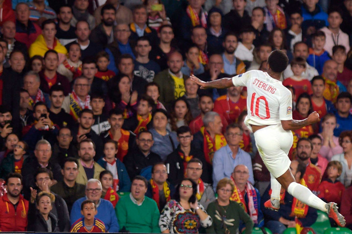 Sterling melakukan selebrasi usai membawa Inggris unggul 3-0.