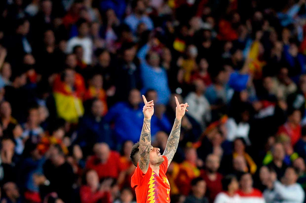 Spanyol memperbaiki permainannya pada babak kedua, dan pemain pengganti Paco Alcacer memperkecil ketertinggalan pada menit ke-57 lewat tandukan menyambut tendangan sudut Marco Acencio.