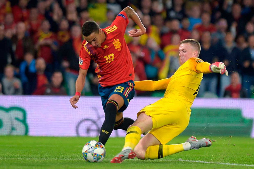 Kiper Inggris Jordan Pickford beruntung lolos dari hukuman ketika ia terlihat menarik punggung Rodrigo Moreno di kotak terlarang setelah bolanya dicuri oleh penyerang Valencia tersebut, yang gagal mencetak gol karena tekel sang kiper.