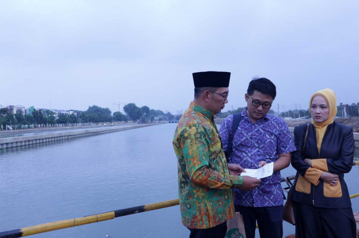 Gubernur Jawa Barat Ridwan Kamil bersama dengan Anggota DPRD Provinsi Jawa Barat, Siti Aisyah meninjau lokasi revitalisasi di Kalimalang, Kota Bekasi, Senin, 15 Oktober 2018.