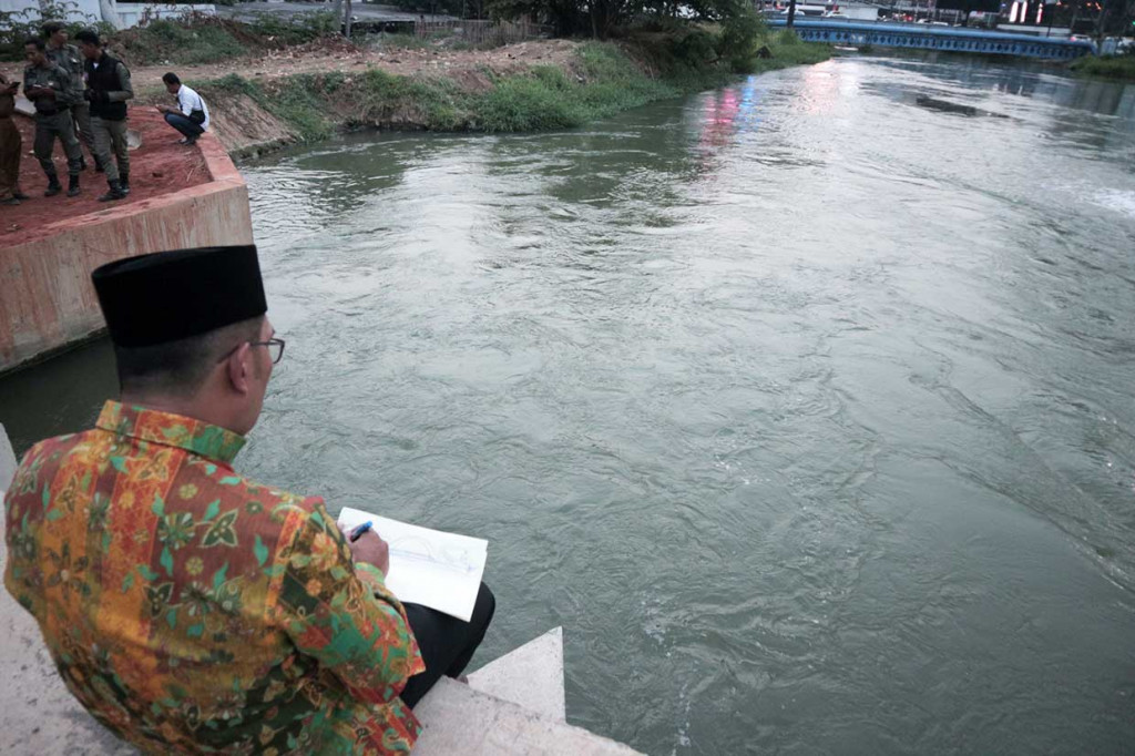 Emil tengah menggambar sketsa rencana revitalisasi Kalimalang. Emil menyatakan bahwa desain Kalimalang akan dipadikan dengan desain milik Pemkot Bekasi.