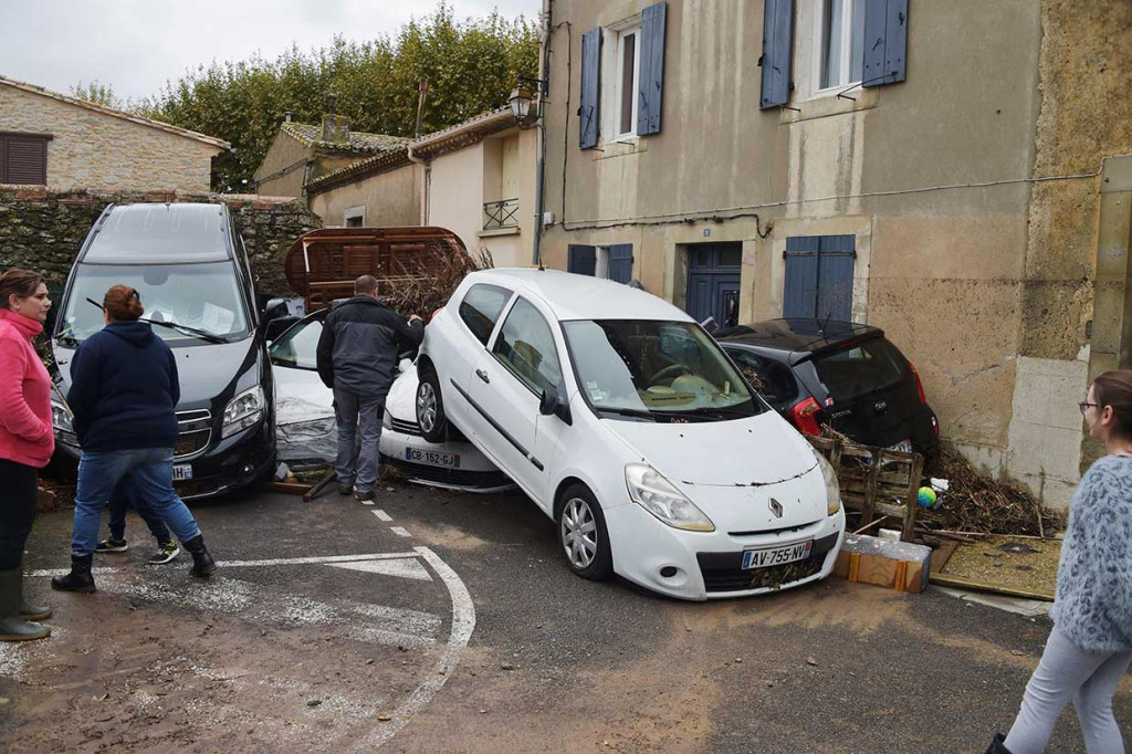 Pepohonan dan tiang listrik roboh, serta mobil terbawa arus di wilayah Aude di selatan, yang terletak dekat kota kuno di puncak bukit, Carcassonne.