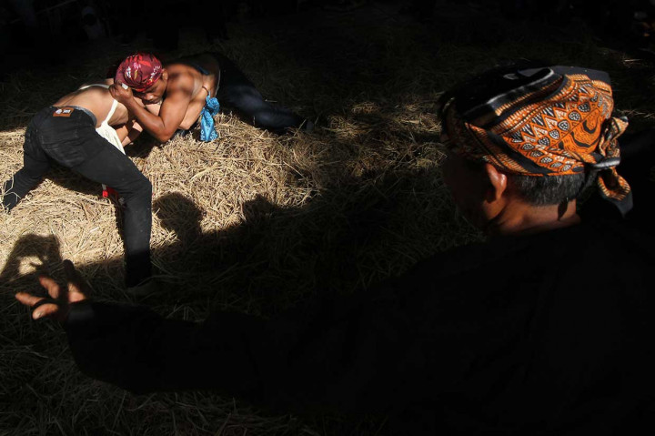 Pada penyelenggaraan sedekah bumi di Mede, ada satu ajang yang selalu ditunggu-tunggu warga, yakni tradisi gulat okol. Tradisi turun temurun ini merupakan sejenis olahraga tradisional yang sekilas mirip dengan Sumo di Jepang. 