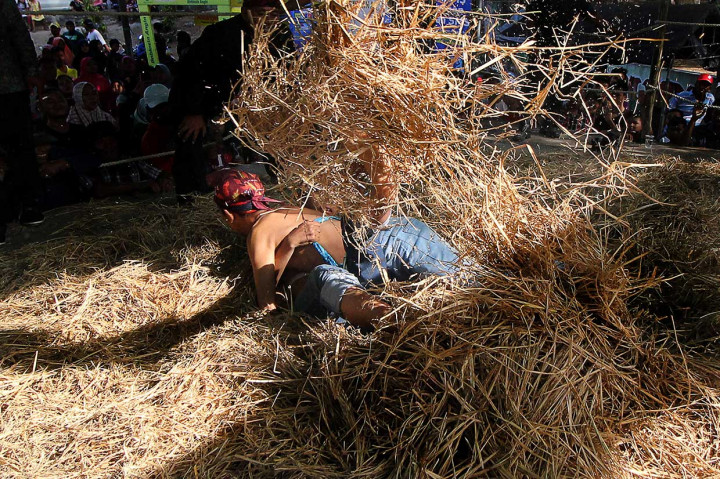 Gulat okol merupakan tradisi yang berasal dari Madura. Sementara sebagian lagi berpendapat bahwa tradisi itu berasal dari daerah Gresik. Perbedaan asal-usul tidaklah menjadi soal bagi masyarakat. Mereka datang beramai-ramai untuk bersenang-senang dalam hiburan rakyat tersebut.
