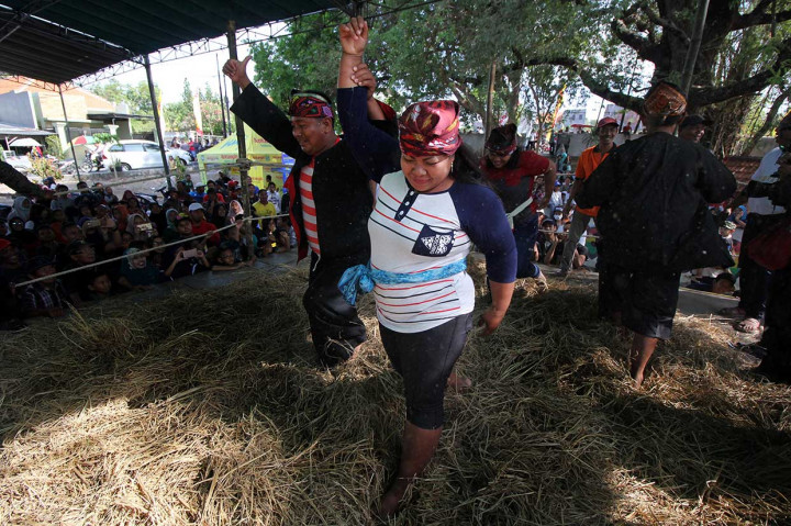 Demikian juga dengan para petarung. Bagi mereka adu kekuatan dalam gulat okol bukan untuk mencari permusuhan, melainkan ajang untuk bersilaturahmi dan mempererat persaudaraan antarwarga.