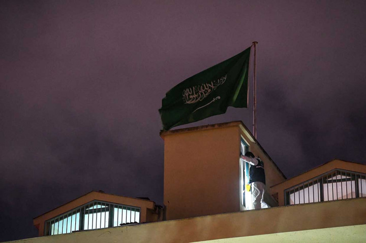Seorang ahli forensik Turki berada di atas atap konsulat Arab Saudi di Istanbul selama penyelidikan atas hilangnya jurnalis terkemuka Saudi, Jamal Khashoggi, Senin, 15 Oktober 2018 waktu setempat.
