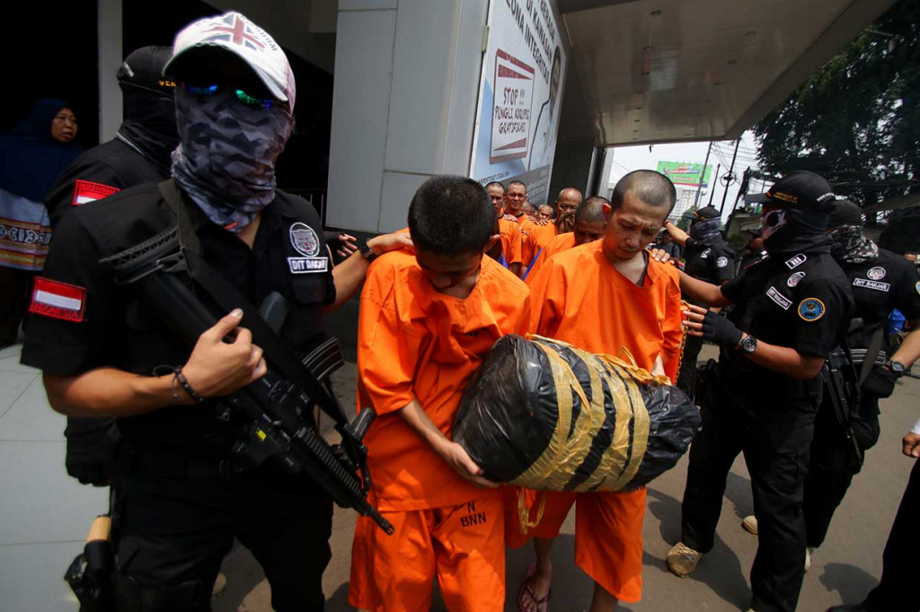 Petugas menggiring tersangka saat rilis kasus narkoba di BNN, Jakarta, Selasa, 16 Oktober 2018.