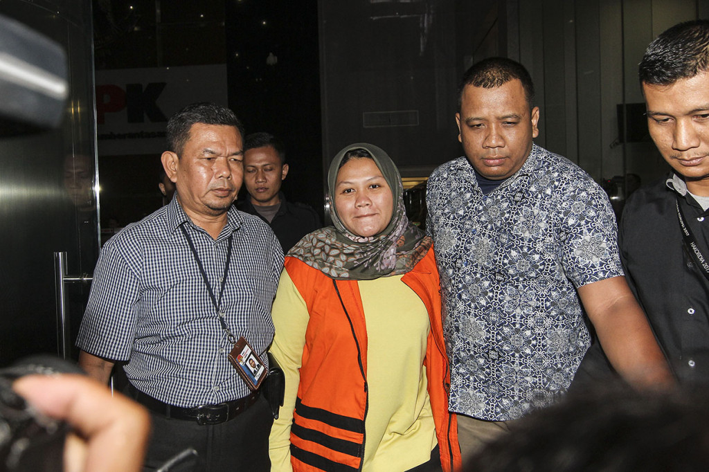 Bupati Bekasi Neneng Hassanah Yasin (kedua kiri) menggunakan rompi tahanan KPK saat berjalan usai menjalani pemeriksaan di gedung KPK, Jakarta. Antara Foto/Dhemas Reviyanto 