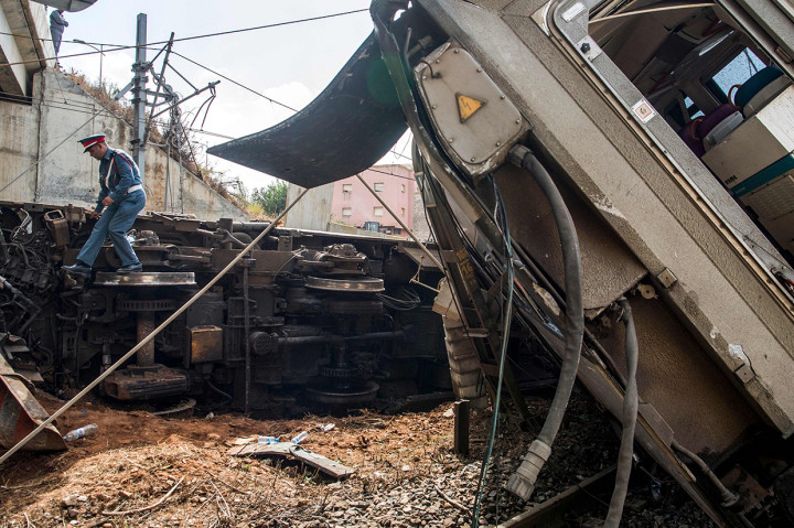 Kereta tersebut tergelincir di kawasan Sidi Bouknadel. Tim penyelamat masih berusaha untuk mengevakuasi korban tewas yang terjebak di dalam gerbong kereta. 
