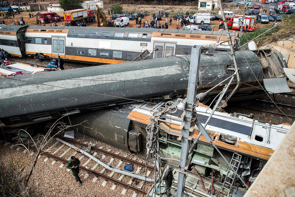 Sebuah kereta api keluar jalur dan terguling dan melukai puluhan penumpang. Kereta yang mengalami kecelakaan itu diketahui merupakan kereta yang menghubungkan Rabat dan Kenitra, sebuah kota di bagian utara negara Maroko. 
