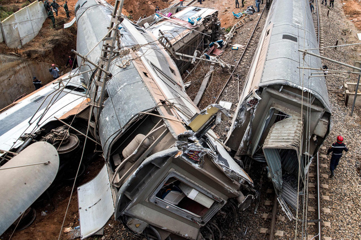 Sebelumnya, sejumlah media setempat melaporkan, kecelakaan terjadi akibat dua kereta saling bertabrakan. Namun, petugas setempat memastikan insiden tersebut terjadi akibat kereta terguling setelah keluar jalur. 
