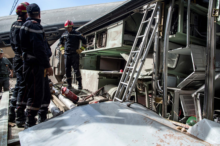 Kondisi kereta tampak rusak berat setelah terguling di dekat kota Rabat, Maroko. 