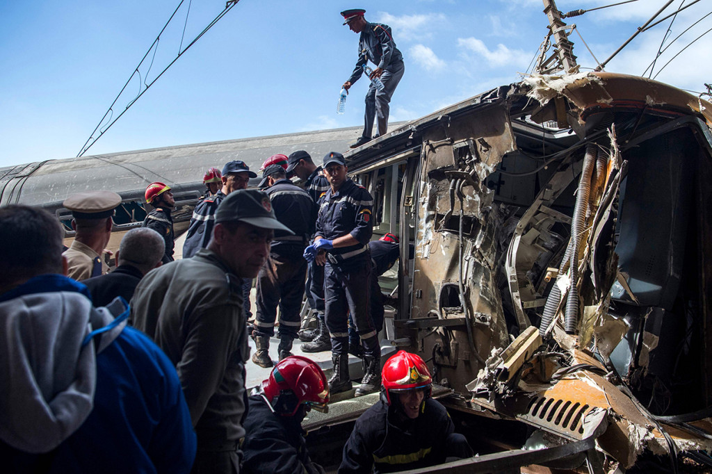 Tim penyelamat melakukan evakuasi korban kecelakaan. Diketahui 6 orang tewas dan puluhan lainnya terluka akibat kecelakaan tersebut. 