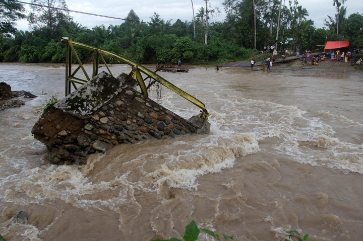 Banjir yang melanda Kabupaten Pasaman Barat mengakibatkan jembatan penghubung antara jorong Lubuk Gobing dengan jorong Silayang terputus sehingga warga menggunakan 'getek' untuk menyeberangi sungai Batang Batahan. 