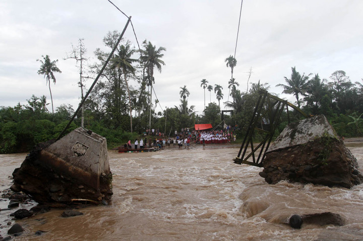 Suasana jembatan semi permanen yang rusak akibat banjir di Jorong Lubuk Gobing, Nagari Silaping, Kecamatan Ranah Batahan, Kabupaten Pasaman Barat, Sumatera Barat.
