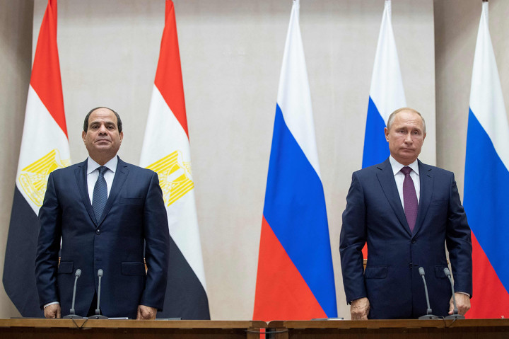 Presiden Rusia Vladimir Putin, pada pertemuan di selatan resor Sochi di Rusia bersama Presiden Mesir Abdel-Fattah el-Sisi, menyatakan keheningan sesaat bagi para korban. Afp Photo/Pavel Golovkin 