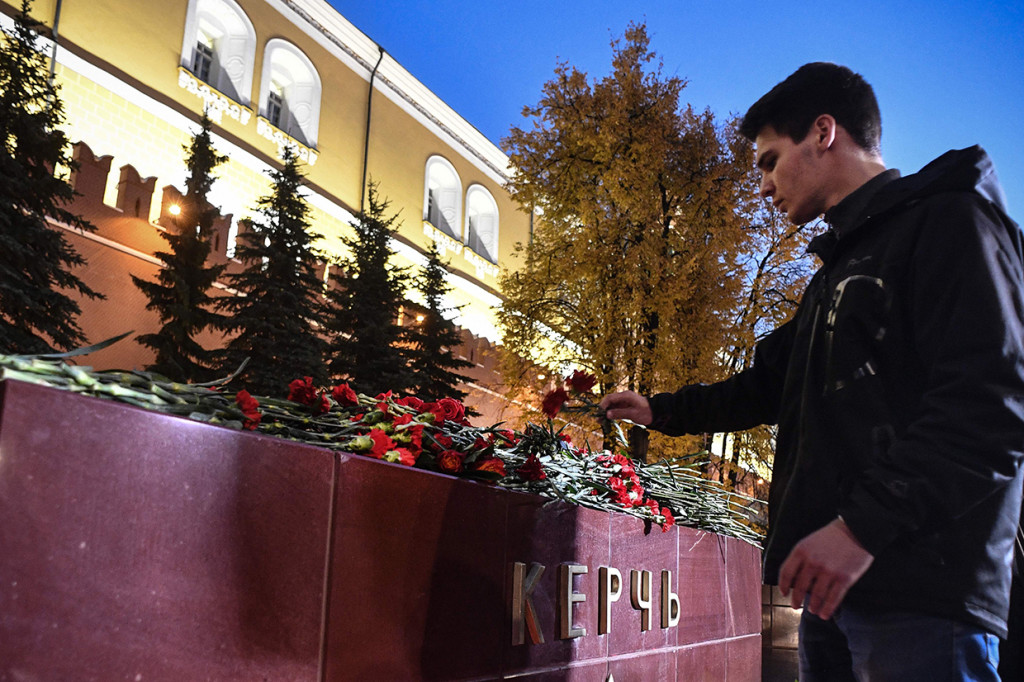 Sejumlah warga dan pelajar meletakkan bunga sebagai ungkapan belasungkawa atas meninggalnya korban penembakan. Afp Photo/Alexander Nemenov