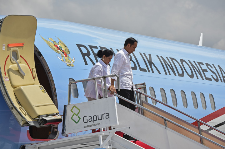 Presiden Joko Widodo (kanan) bersama Ibu Negara Iriana Joko WIdodo (kiri) tiba di Bandara International Lombok di Praya, Lombok Tengah, NTB.