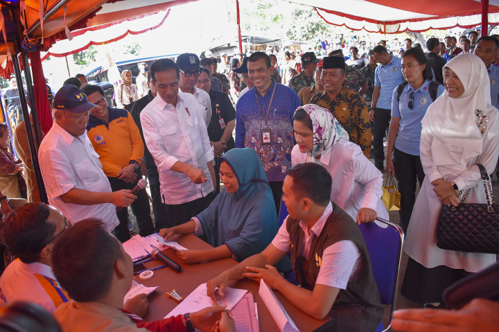 Presiden Jokowi mengatakan pemerintah telah menyiapkan dana sebesar Rp 960 miliar untuk masyarakat korban gempa Lombok untuk tahap pertama.