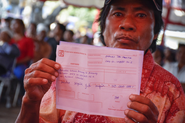Huntap senilai Rp.23 juta itu berbahan campuran semen, kapur, pasir, kayu dan besi seluas 8 x 8 meter berbentuk rumah keong yang tahan gempaKetua Kelompok Pokmas Tibu Harapan Desa Dara Kunci Purna (40) menunjukkan kwitansi untuk pemindahbukuan rekening ke rekening aplikator dana bantuan gempa untuk tahap pertama bagi tiga belas kepala keluarga anggotanya di Dusun Pedamekan, Desa Sambelia, Lombok Timur, NTB.
 hingga 10 SR.