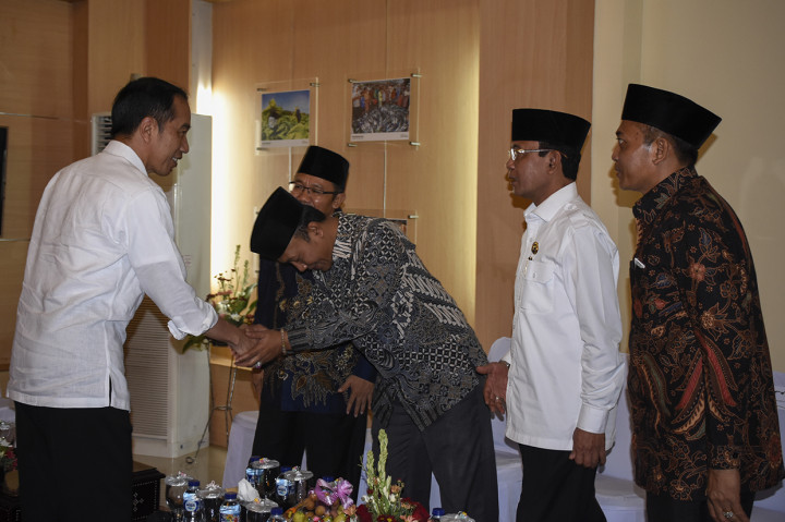 Presiden melakukan kunjungan kerja ke NTB dalam rangka memastikan proses rehabilitasi dan rekonstruksi gempa Lombok berjalan lancar, terutama proses pencairan dana yang sebelumnya telah dijanjikan presiden untuk membangun kembali rumah warga terdampak.