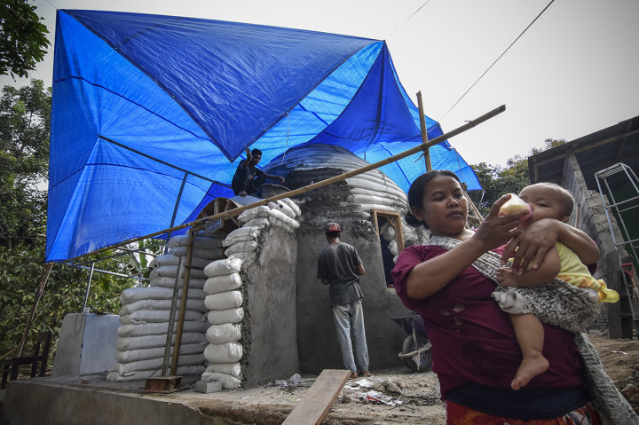 Huntap senilai Rp.23 juta itu berbahan campuran semen, kapur, pasir, kayu dan besi seluas 8 x 8 meter berbentuk rumah keong yang tahan gempa hingga 10 SR.