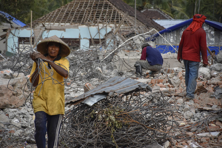 Sejumlah warga korban bencana gempa bumi mengumpulkan besi sisa bangunan yang roboh di Desa Kekait, Gunungsari, Lombok Barat, NTB.