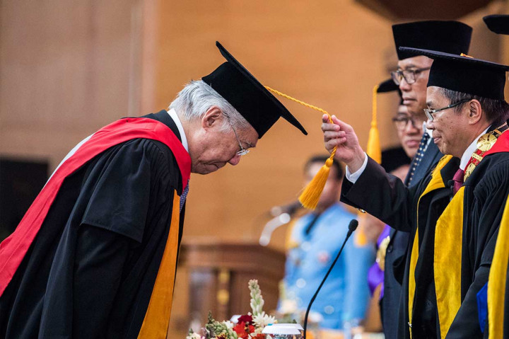 Rektor UPI Asep Kadarohman (kanan) melakukan prosesi pemberian gelar kehormatan doktor HC kepada Menteri Perdagangan Enggartiasto Lukita di sela-sela Dies Natalis ke-64 Universitas Pendidikan Indonesia (UPI), Bandung, Jawa Barat, Kamis, 18 Oktober 2018. 