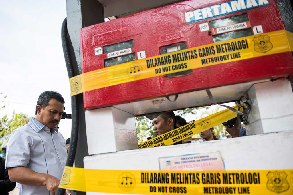 Direktur Jenderal Perlindungan Konsumen dan Tertib Niaga Kementerian Perdagangan Veri Anggrijono (kiri) memeriksa pompa ukur bahan bakar minyak saat sidak di SPBU Kiaracondong, Bandung.