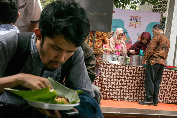 Warga mengantre untuk membeli nasi rendang yang dibayar seikhlasnya di halaman Masjid Salman ITB, Bandung, Jawa Barat, Jumat, 19 Oktober 2018.