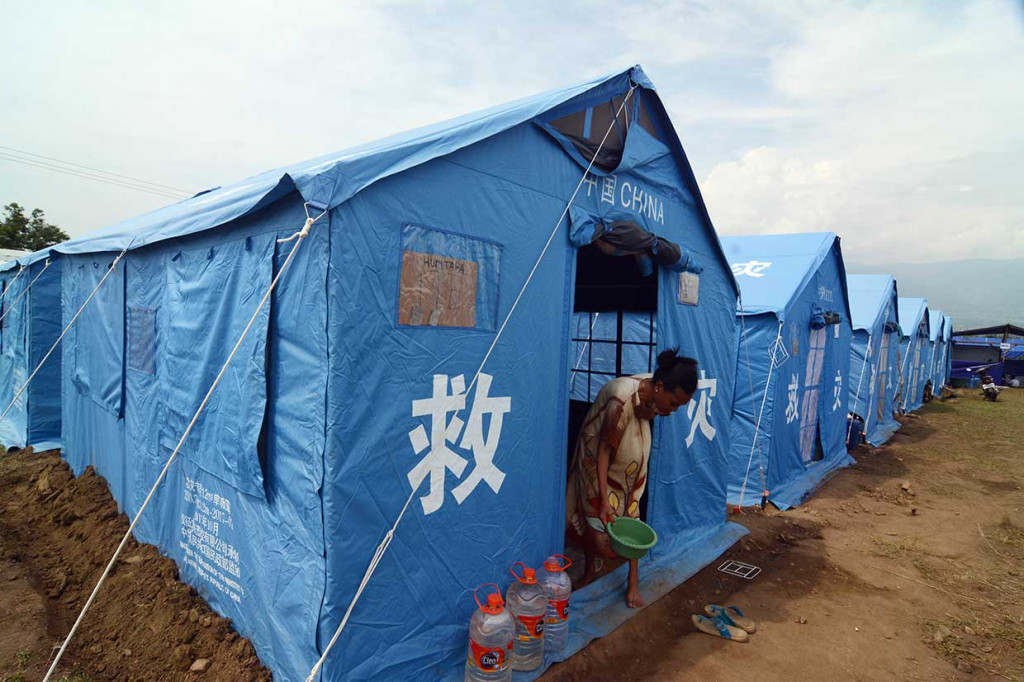 Warga terdampak likuifaksi beraktivitas di tenda Kamp Pengungsi Terpadu di Kelurahan Petobo, Palu, Sulawesi Tengah, Jumat, 19 Oktober 2018.