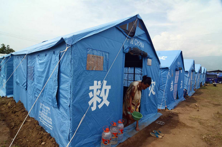 Warga terdampak likuifaksi beraktivitas di tenda Kamp Pengungsi Terpadu di Kelurahan Petobo, Palu, Sulawesi Tengah, Jumat, 19 Oktober 2018.