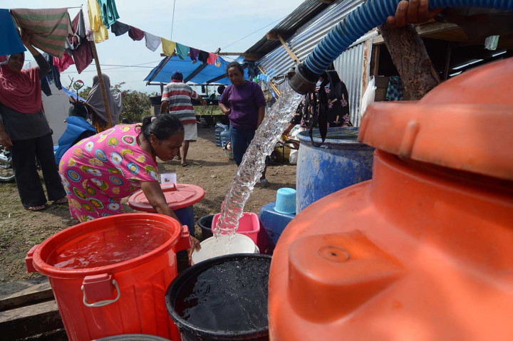 Sementara kebutuhan air bersih untuk penghuni kamp terpadu disuplai oleh sejumlah relawan, TNI, dan Polri.