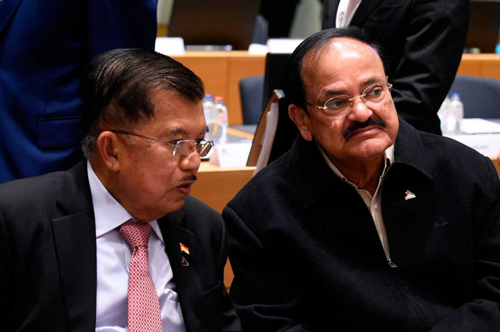 Jusuf Kalla berbincang dengan Wapres India Venkaiah Naidu.