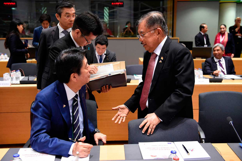 Wapres JK juga berbincang dengan Perdana Menteri Jepang Shinzo Abe. Kedua pemimpin delegasi itu terlihat akrab berbincang. Nampak pejabat Jepang mencatat apa yang mereka perbincangkan.